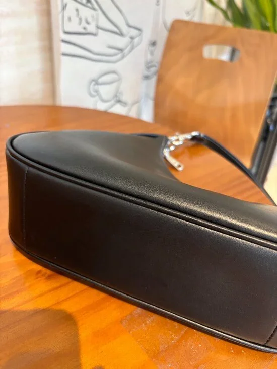 Coach Black Leather Crossbody Bag - Stylish & Spacious - Picture 4 of 7